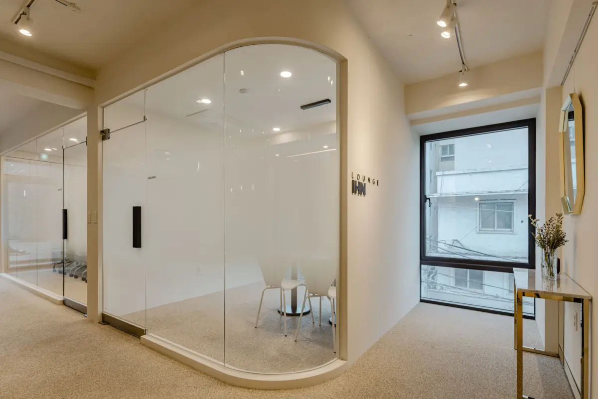 곡선 유리 미팅룸이 돋보이는 모던 오피스 라운지